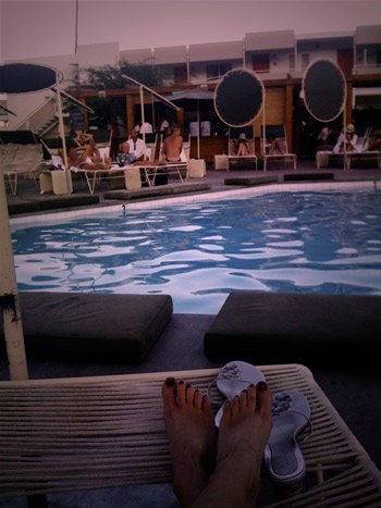 feet-pool feet-pool